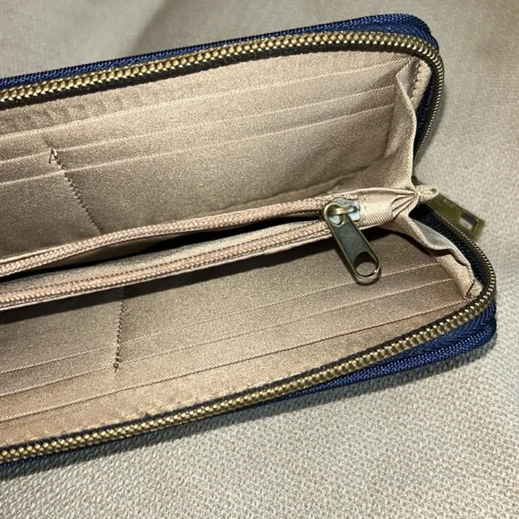 Travelon RFID Blocking wallet - Picture 3 of 5